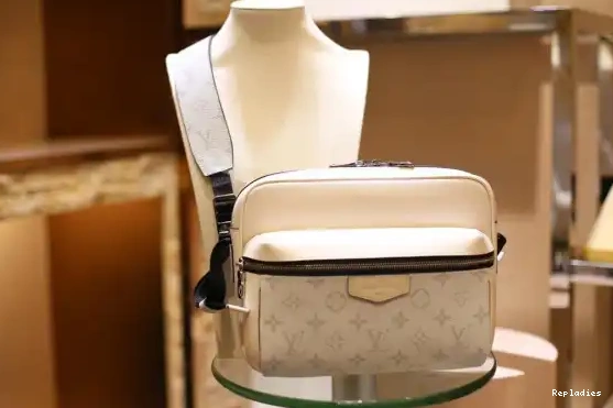 Cheap Vuitton Louis Messenger 0610